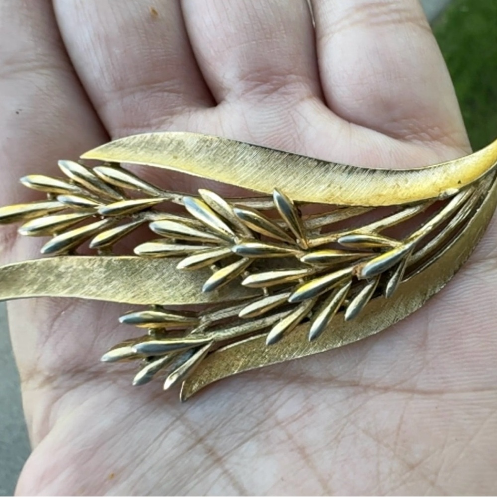 1960s Trifari Flower Bunch Floral Spray Brooch Pin Gold Tone Trifanium